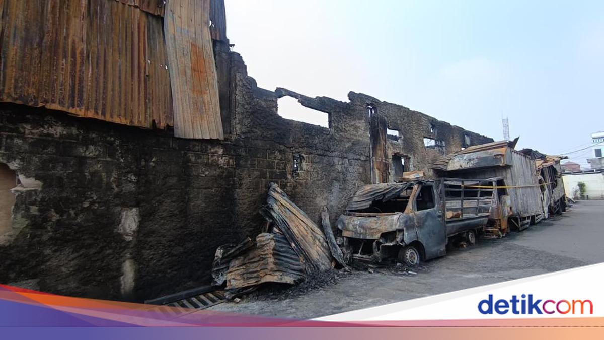 ---
Kebakaran Hebat Melanda Pabrik Bingkai di Jakarta Timur

---