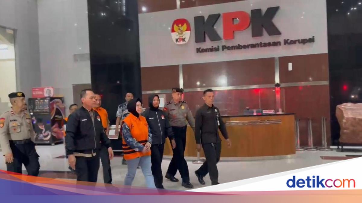 ---
Bupati Sukoharjo Etik Suryani Ditahan KPK Terkait Dugaan Suap

---