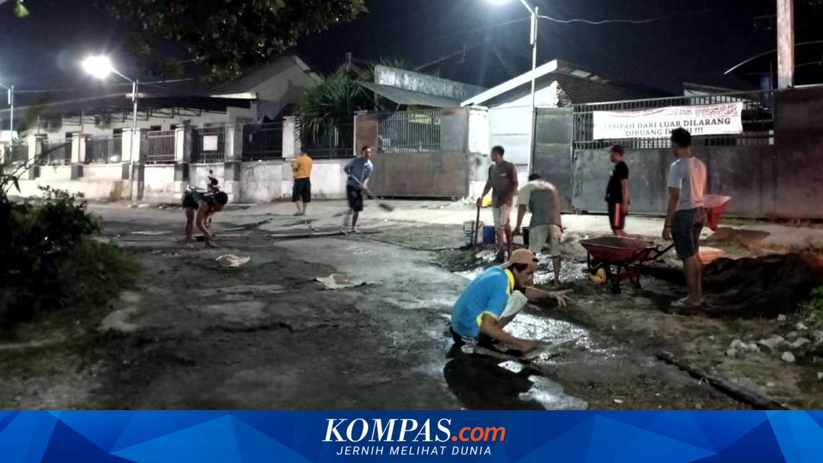 Warga Blitar Bersatu Perbaiki Jalan yang Rusak