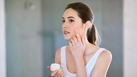 Manfaat Retinol untuk Kesehatan Kulit: Dari Pengobatan Jerawat hingga Penuaan Dini