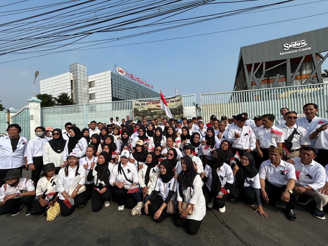 Eks karyawan PT Sritex di Kabupaten Sukoharjo, Jawa Tengah tagih pesangon dan THR, Senin (17/8/2026)(KOMPAS.COM/ADINDA BUNGA KUSUMA WARDANI)