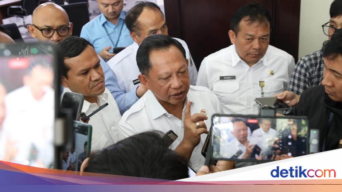 ---
Mendagri Mengusulkan Tiga Solusi untuk Masalah Gaji Pegawai Daerah

---