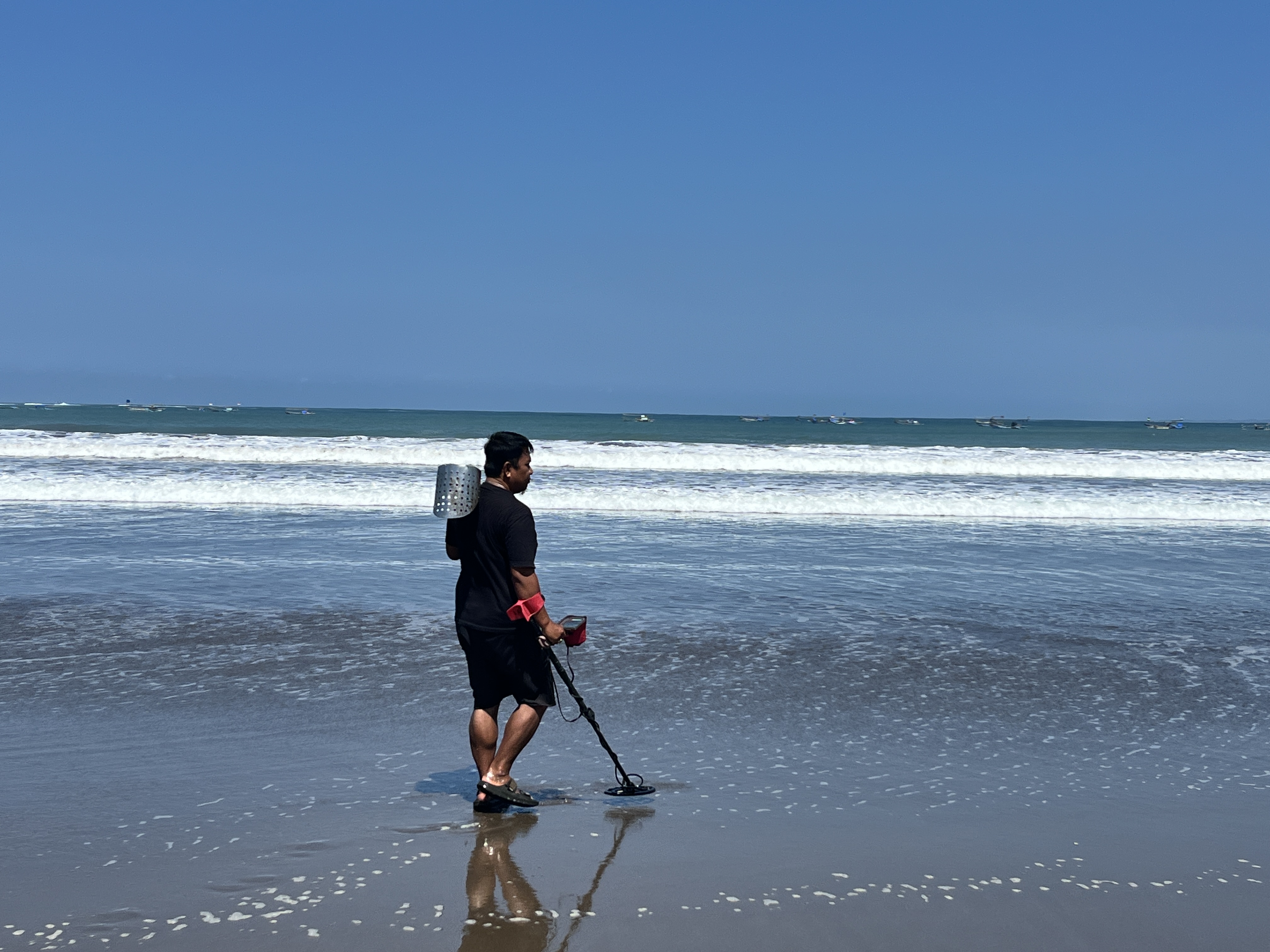 Menelusuri Pantai Pangandaran dengan Metal Detector, Yadi Temukan Emas