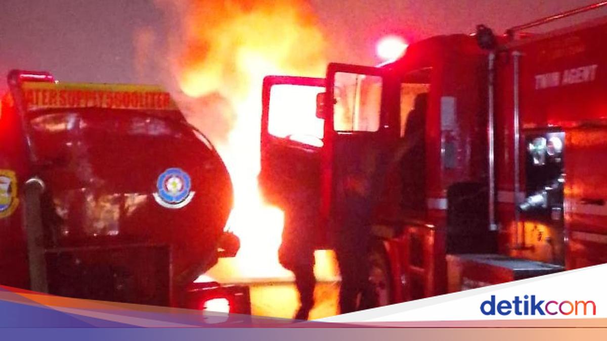 ---
Kebakaran Mobil Diduga Angkut BBM di Bandar Lampung, Sopir Melarikan Diri

---