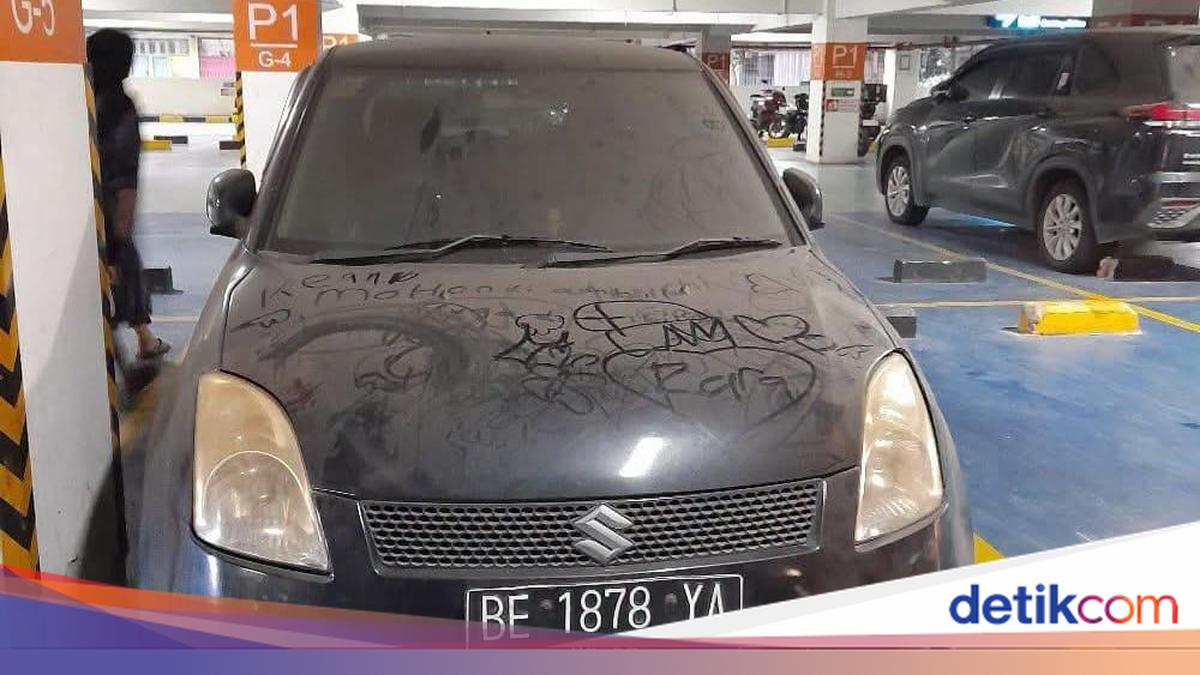 ---
Mobil Terparkir Selama Empat Tahun di Bandara Lampung, Biaya Parkir Mencapai Rp 100 Juta

---