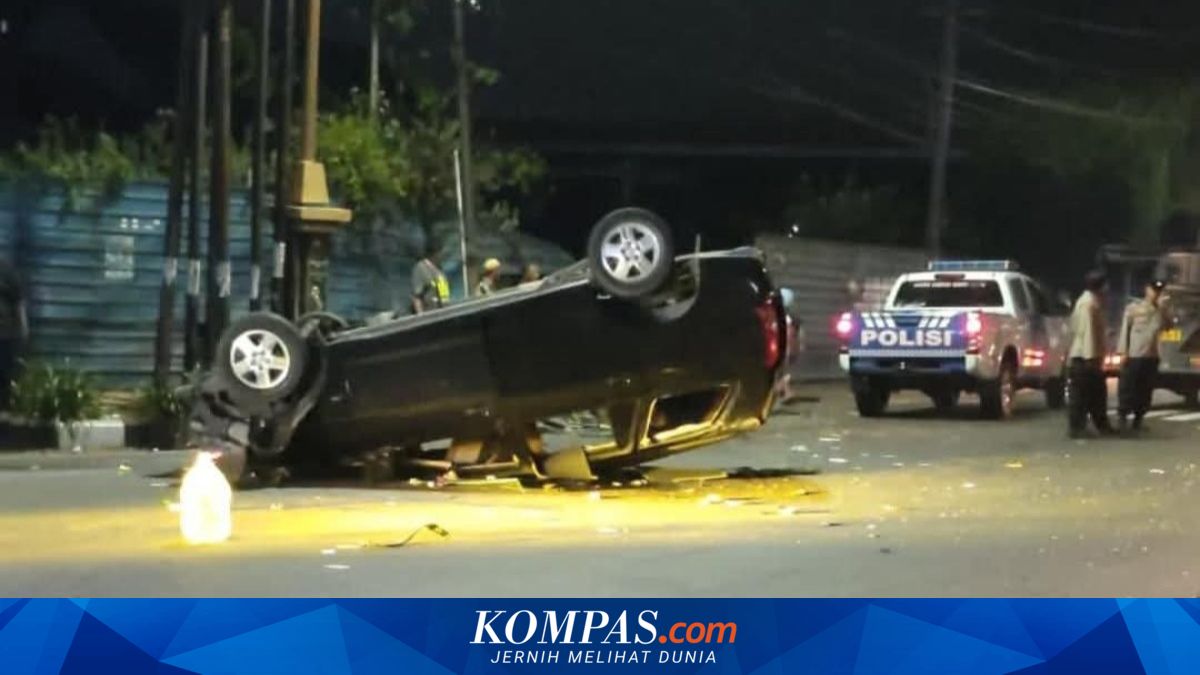 Kecelakaan Mobil Kijang Innova Terbalik Usai Tabrak Becak di Tuban, Empat Orang Terluka