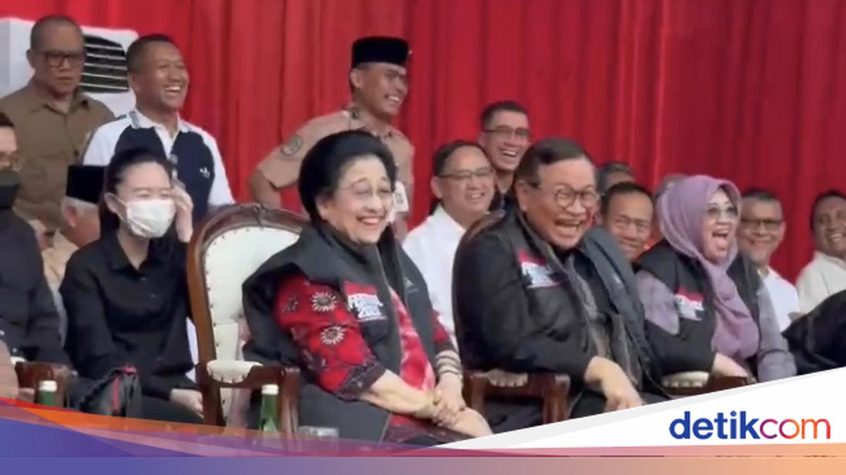 ---
Megawati Tertawa Menyaksikan Lomba Peniruan Diri di Festival Bung Karno

---