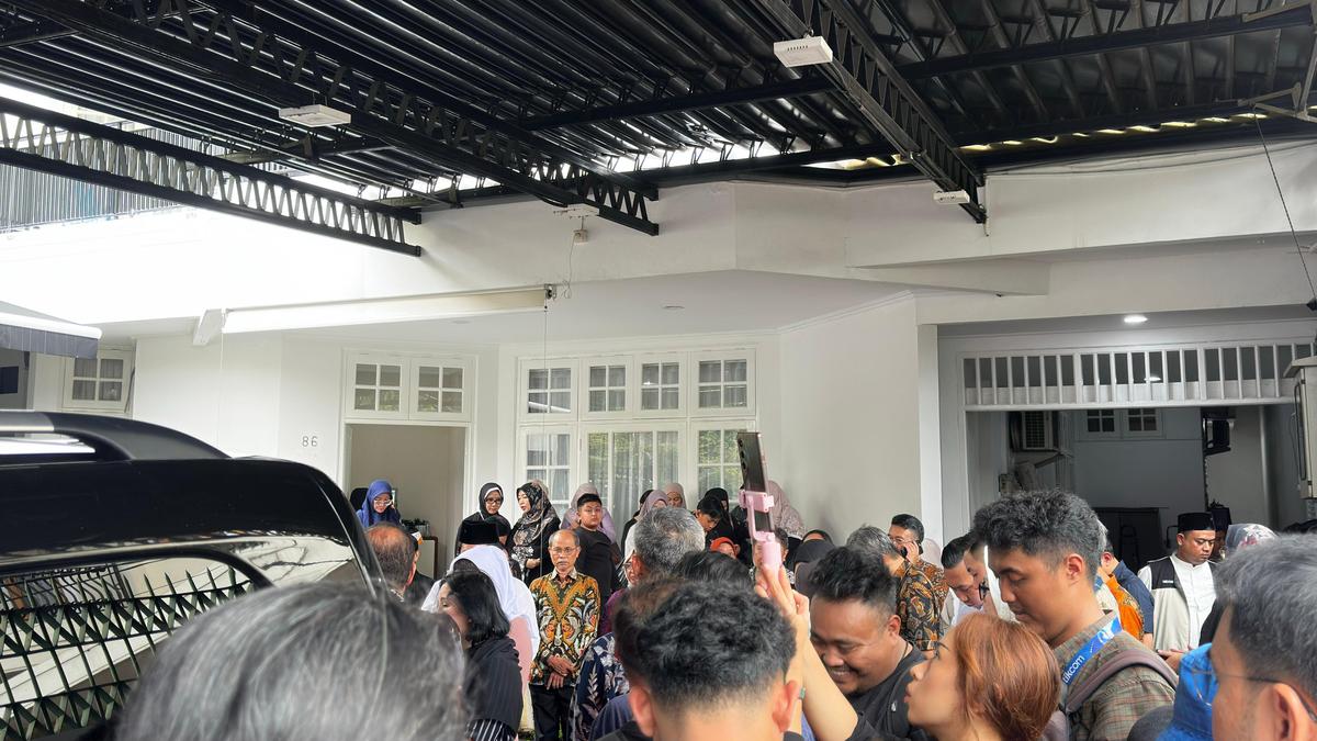 Ribuan Pelayat Hadiri Rumah Duka Haerul Saleh, Pejabat BPK Mengantar Jenazah