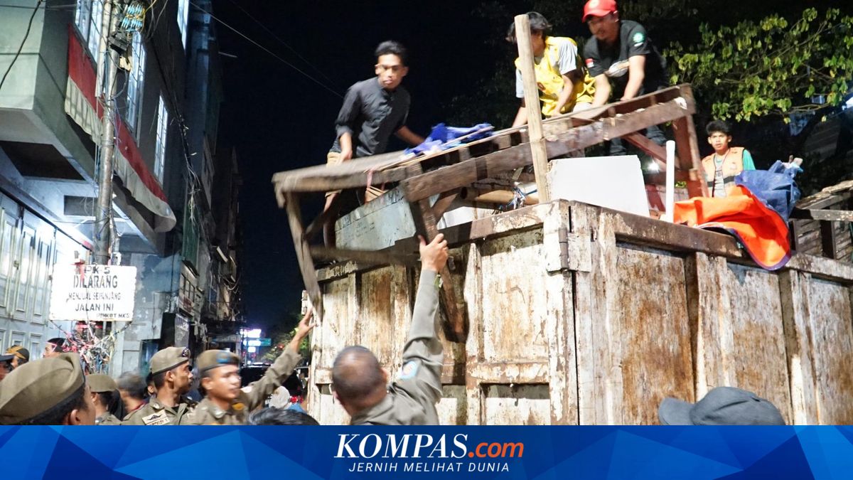 Pemkot Makassar Lakukan Penertiban Lapak PKL di Pasar Pamos Cendrawasih