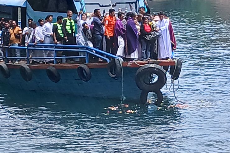Pencarian Mahasiswa Unika di Danau Toba Dihentikan, Keluarga Lakukan Tabur Bunga
