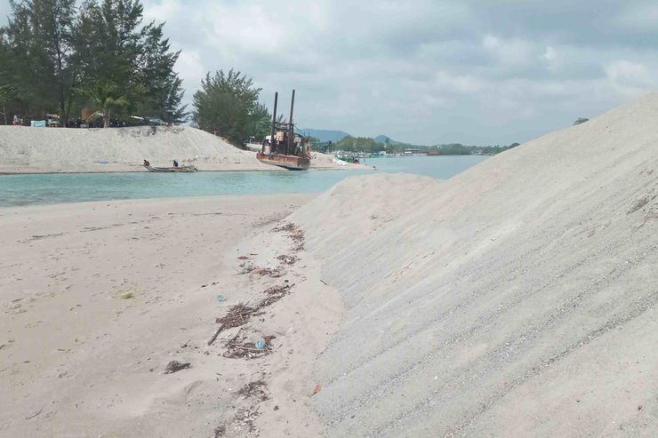 Nelayan Jelitik Bangka Bergotong Royong Keruk Pelabuhan yang Terancam Pendangkalan