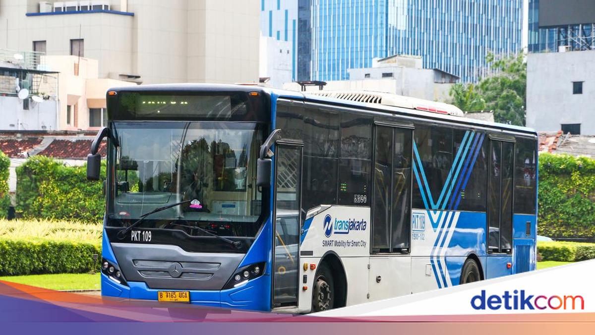 Penumpang TransJakarta Tertangkap Basah Mencuri Ponsel di Halte CSW