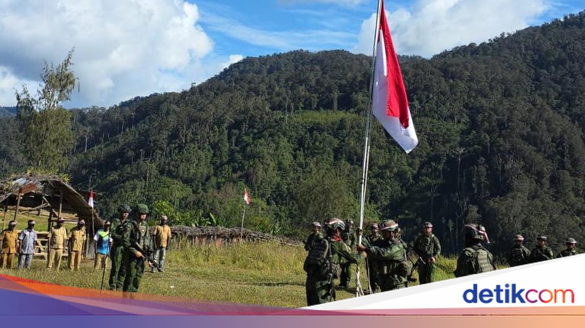 Pengibaran Bendera Merah Putih di Kaki Gunung Cartenz Rayakan HUT RI ke-81
