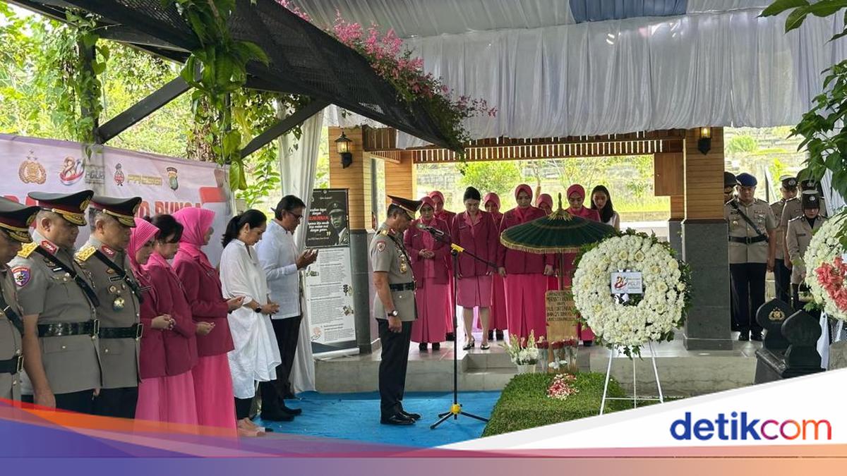 ---
Ziarah Polri ke Makam Jenderal Hoegeng Menyambut Hari Bhayangkara ke-80

---