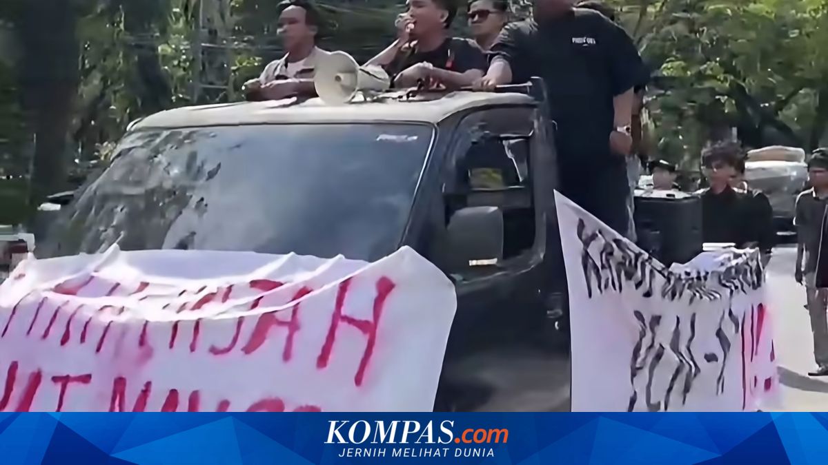 Aksi Protes Terhadap Pemadaman Listrik, Massa Serahkan Batu Bara ke PLN Banjarmasin