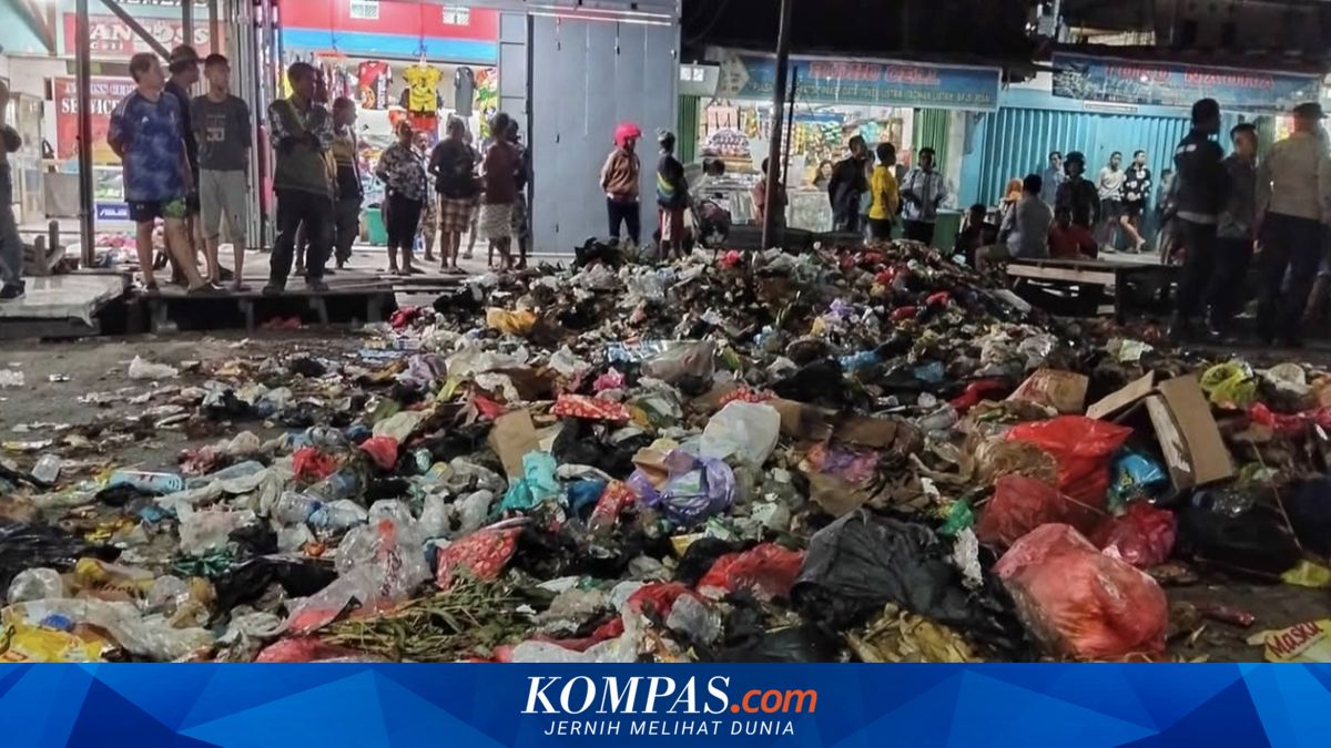 Aksi Protes Pedagang Pasar Lama Sentani Akibat Sampah Menumpuk