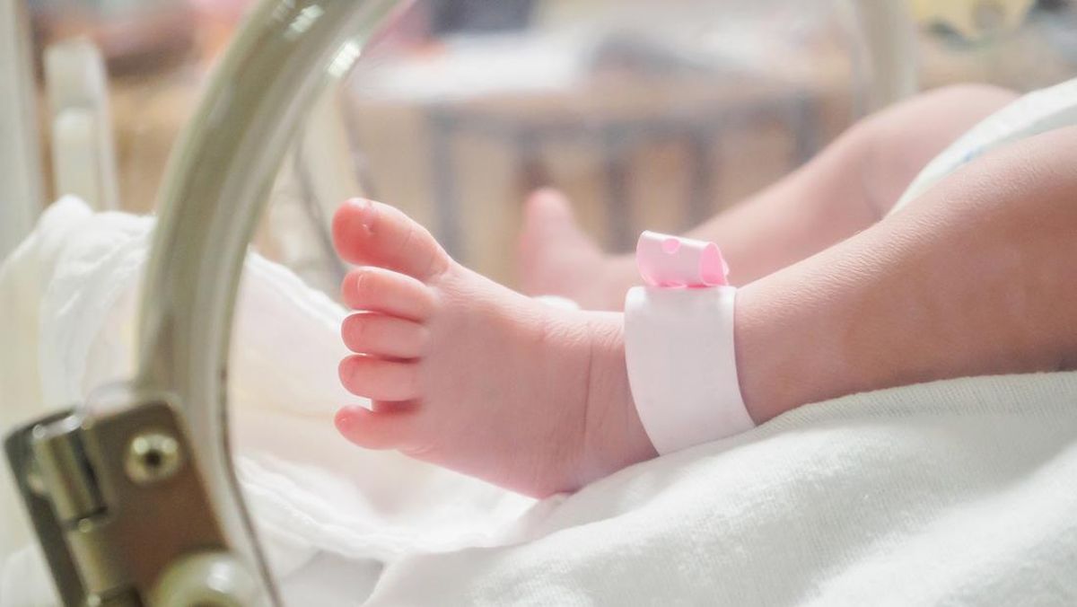 Pentingnya Pelukan Ibu untuk Kesehatan Otak Bayi Prematur