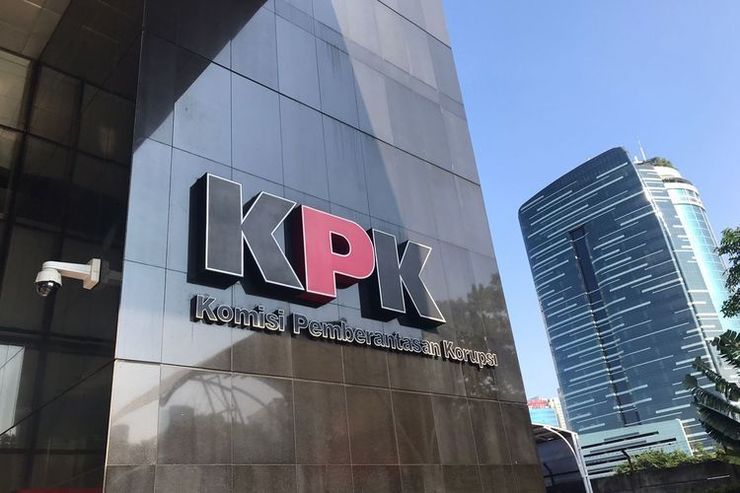 Kediaman Kadis Kominfo Madiun Disisir KPK, Dua Ponsel dan Catatan Pengeluaran Disita