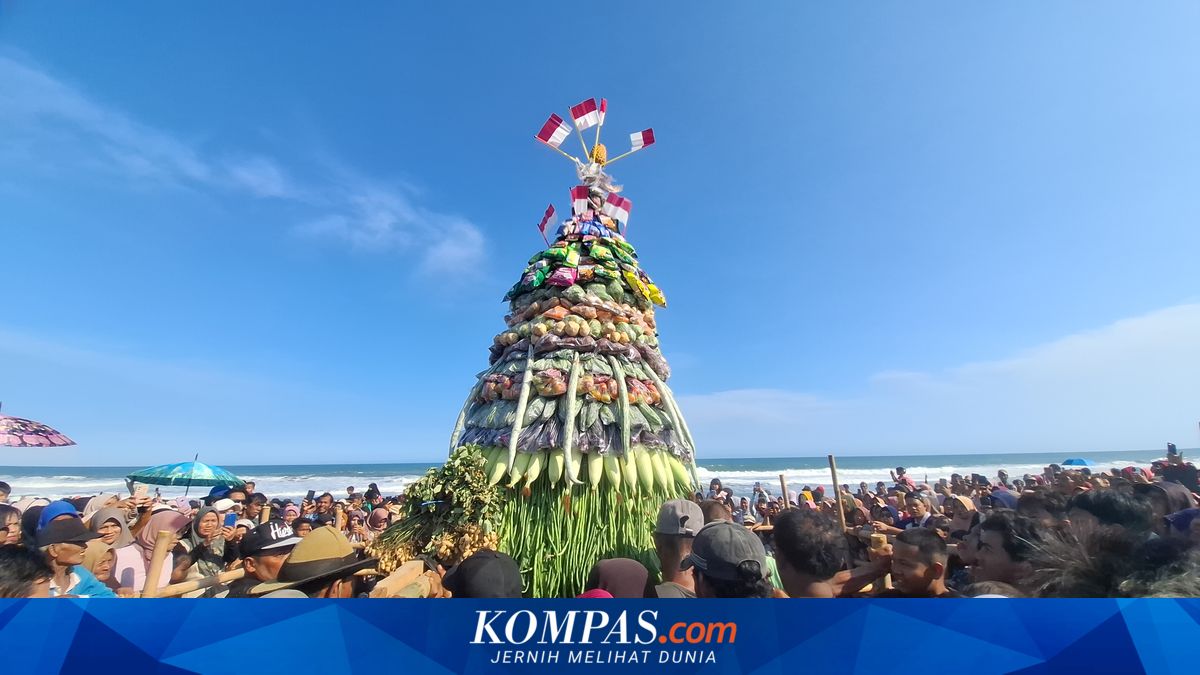 Ribuan Warga Memadati Pantai Happy untuk Tradisi Larungan Kepala Kambing