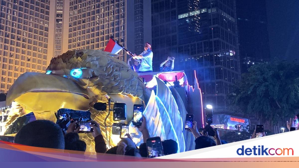 Karnaval Malam Merdeka: Teddy Indra Wijaya Bagikan Kaus di Jakarta