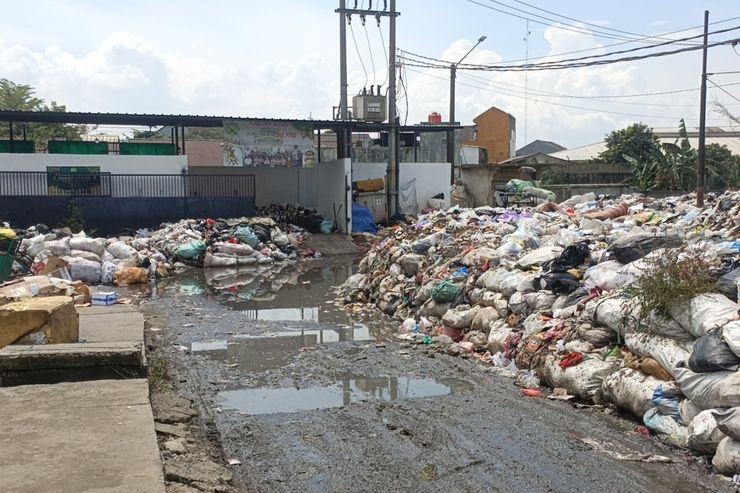 Tumpukan Sampah di TPS Pasar Baleendah, Pemkab Bandung Tunggu Penambahan Kuota