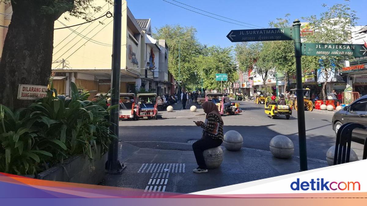 Penertiban Plang Ilegal di Malioboro oleh Satpol PP