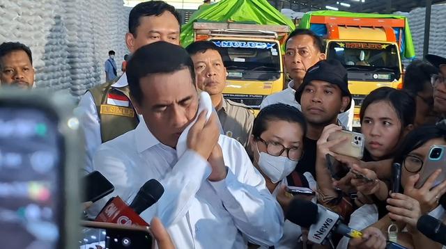 Handuk Putih Amran Sulaiman: Simbol Kerja Keras dan Pencapaian 5 Juta Ton Beras