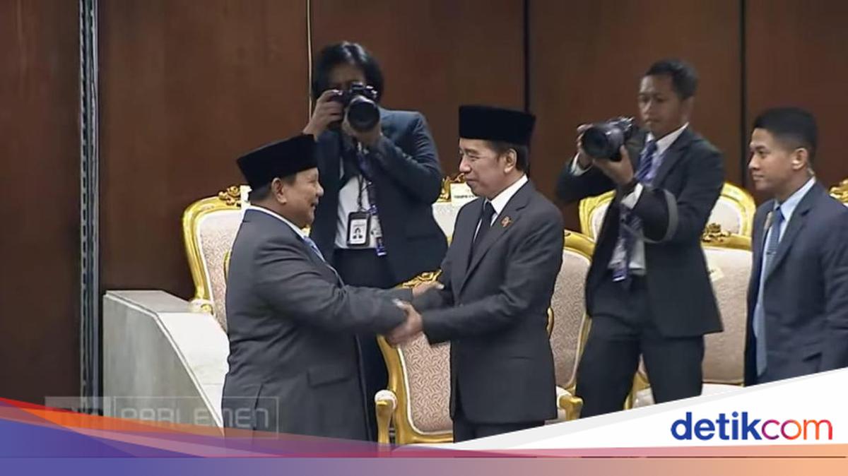 Usai Pidato, Prabowo Menyapa Jokowi dengan Hormat