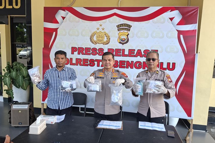 Residivis Narkoba Ditangkap Polisi Usai Sembunyikan 1 Kg Ganja di Travel Sumbar-Bengkulu