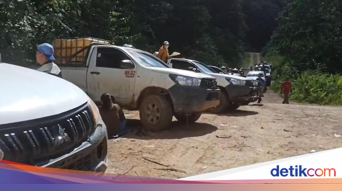 Kritik Sopir Malaysia Terhadap Jalan Rusak di Kaltara yang Menyebabkan Warga Terjebak