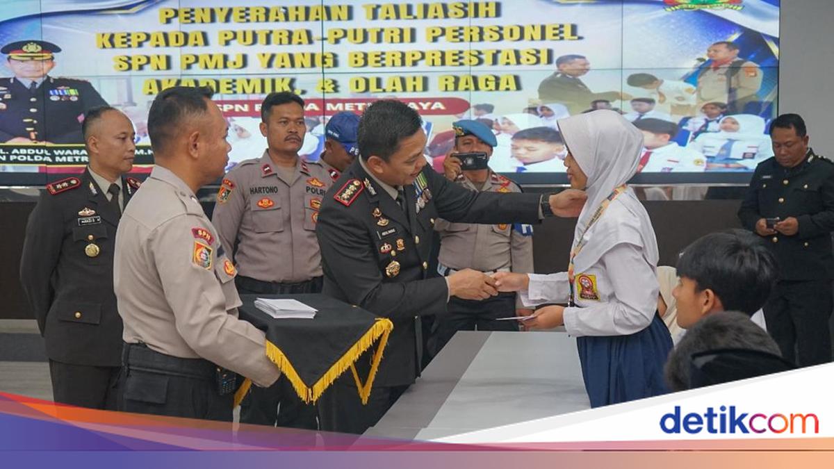 Foto: SPN Polda Metro Jaya memberikan bantuan pendidikan kepada 33 pelajar di HUT ke-81 RI. (dok. Istimewa)