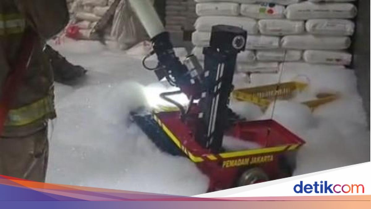 Kebakaran Pabrik Plastik di Cengkareng Masih Berlangsung, Damkar Gunakan Robot