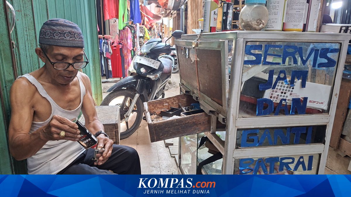 Kiram, 35 Tahun Berjuang Sebagai Tukang Servis Tanpa Kios di Bengkulu