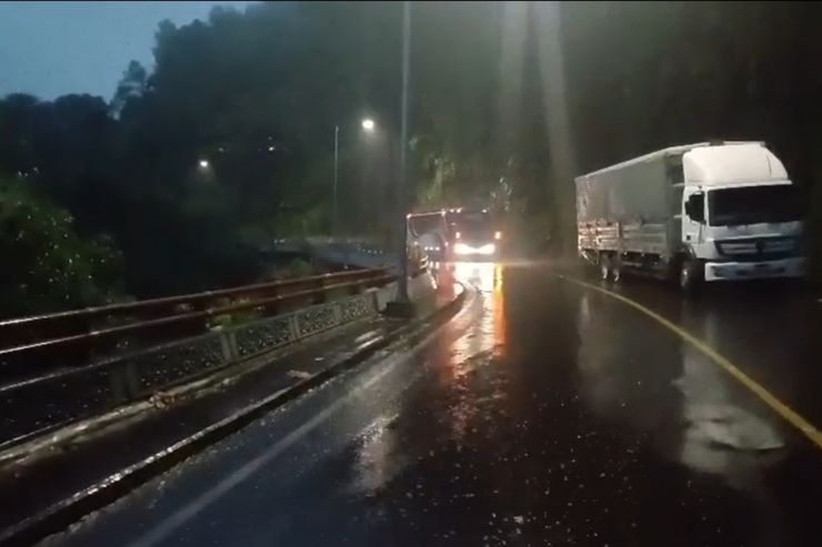 Longsor di Cadas Pangeran Sumedang Tutup Total Akses Jalan Nasional