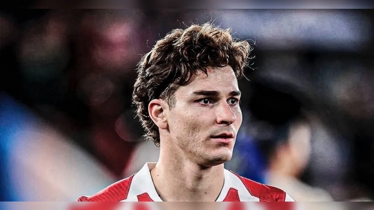 ---
Barcelona Siapkan Strategi Pertemuan dengan Agen Julian Alvarez

---