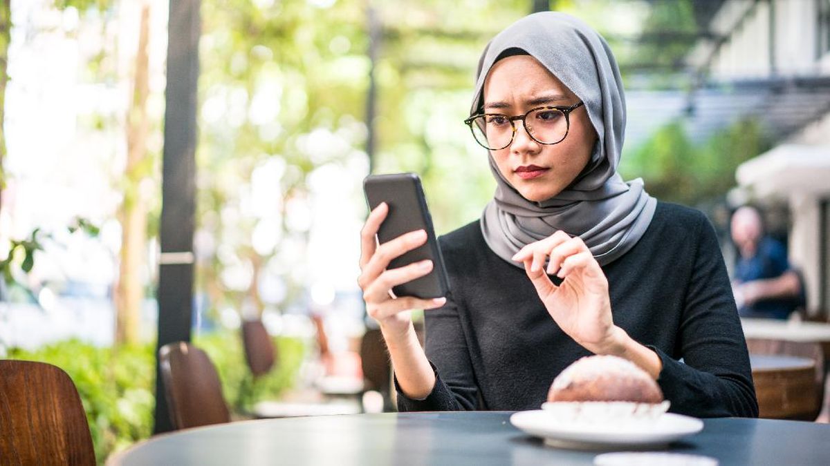 Kebiasaan Cek Saldo yang Berisiko Menambah Stres, Menurut Psikolog