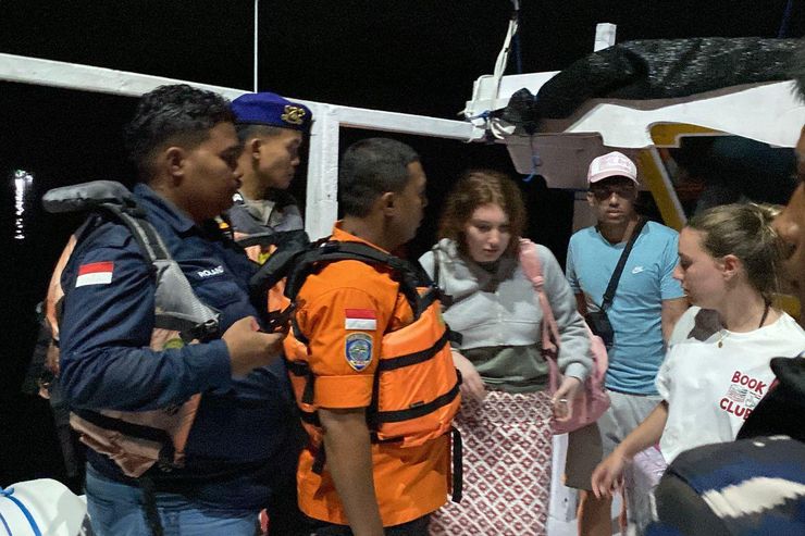 Tim SAR Evakuasi Dua Warga Negara Spanyol Diduga Keracunan Saat Berlayar ke Pulau Padar