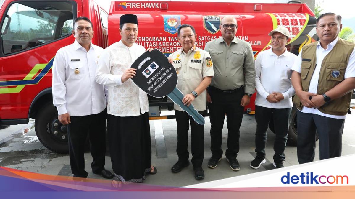 Mendagri Tito Karnavian Serahkan Kendaraan Tangki Air untuk Aceh Tengah