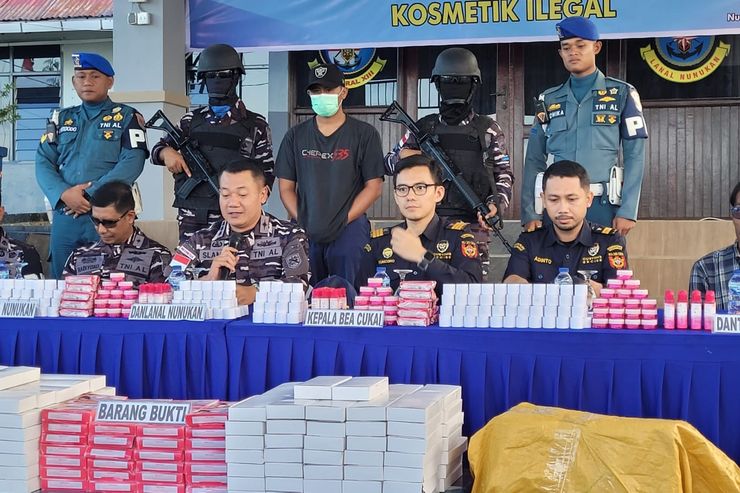 TNI AL Amankan 1.832 Produk Kosmetik Ilegal dari Malaysia yang Disamarkan dalam Sembako