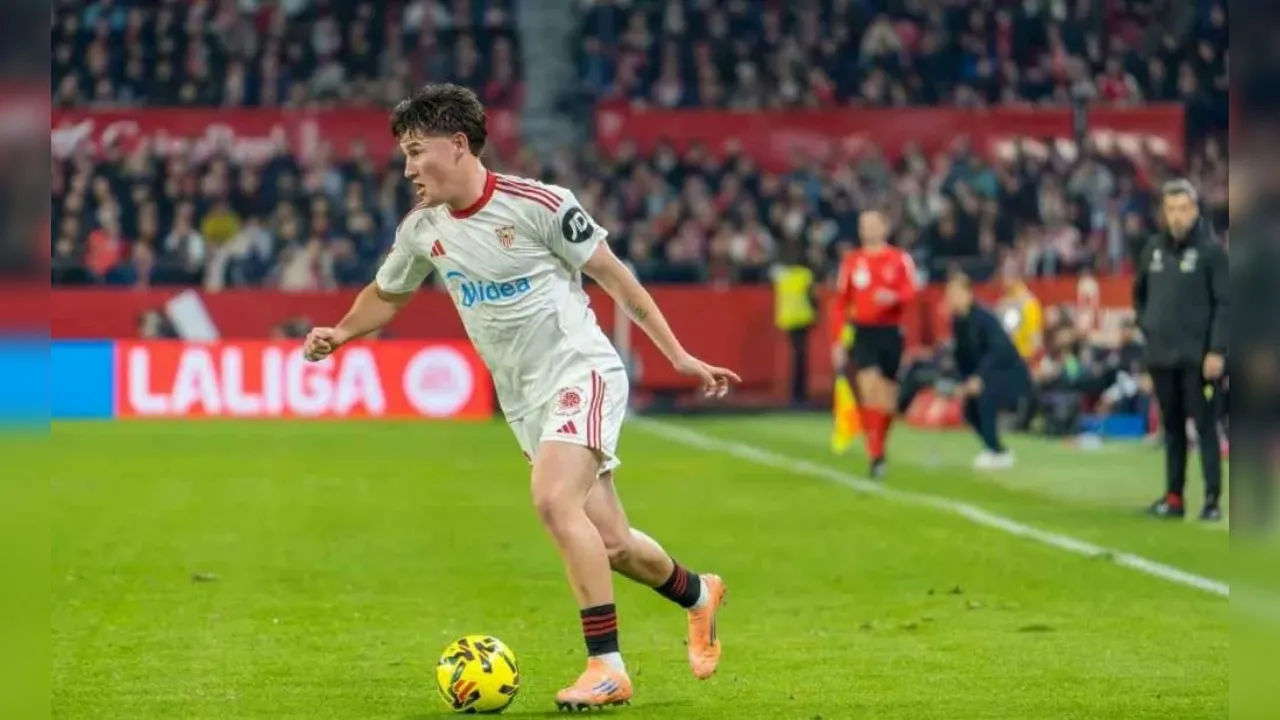 Tottenham dan Newcastle Berebut Bek Sevilla Joaquin Oso