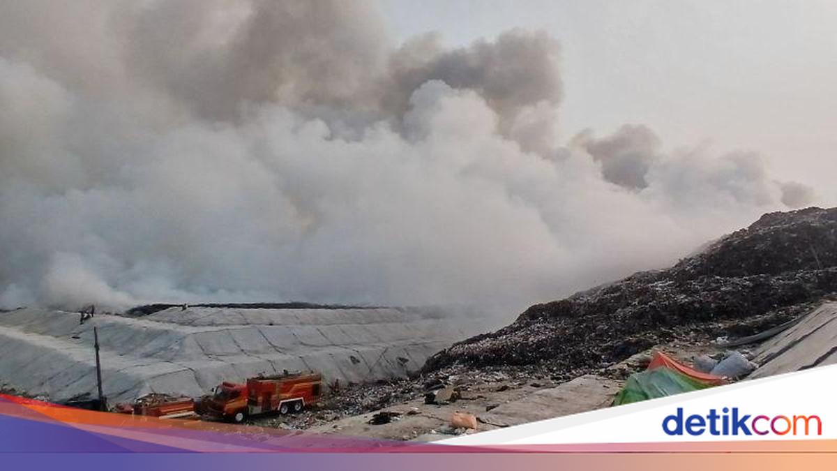 ---
Kebakaran TPA Jatiwaringin Berlanjut, Pemadaman Masih Diteruskan Hingga Hari Ketiga

---