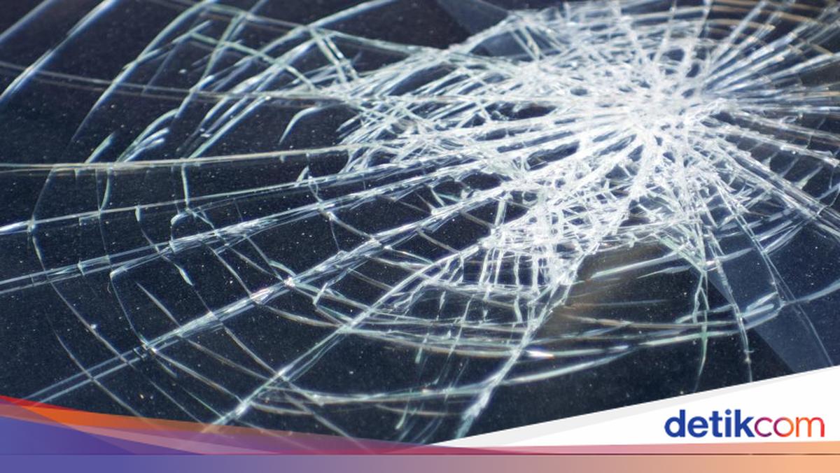 ---
Truk Pengangkut Alat Berat Terjebak di Jembatan Penyeberangan di Tendean, Jakarta Selatan

---