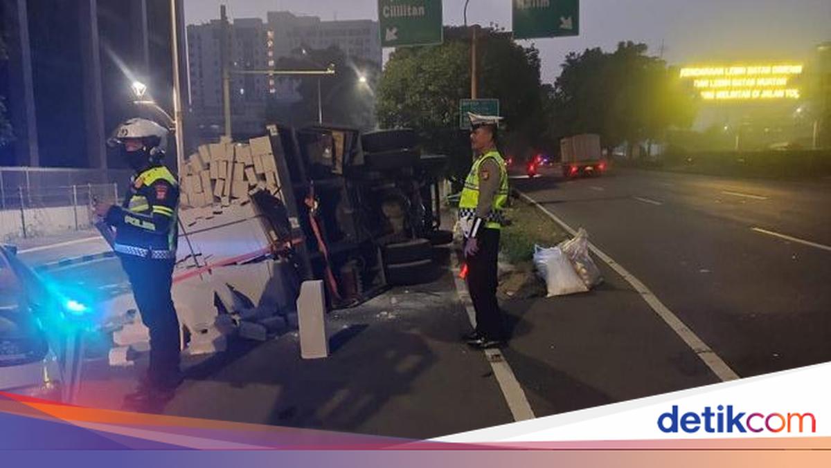 ---
Truk Pengangkut Material Konstruksi Terbalik di Jalan MT Haryono, Muatan Berhamburan

---