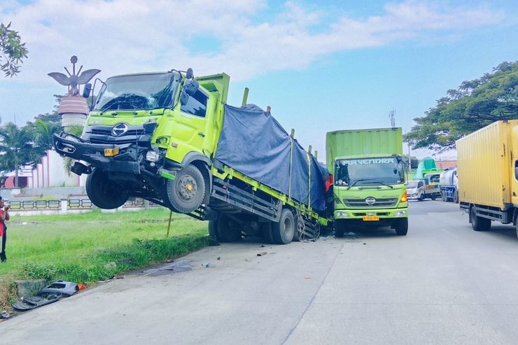 Kecelakaan Mengerikan di Jalur Pantura Indramayu: Truk Wing Boks Terangkat ke Udara