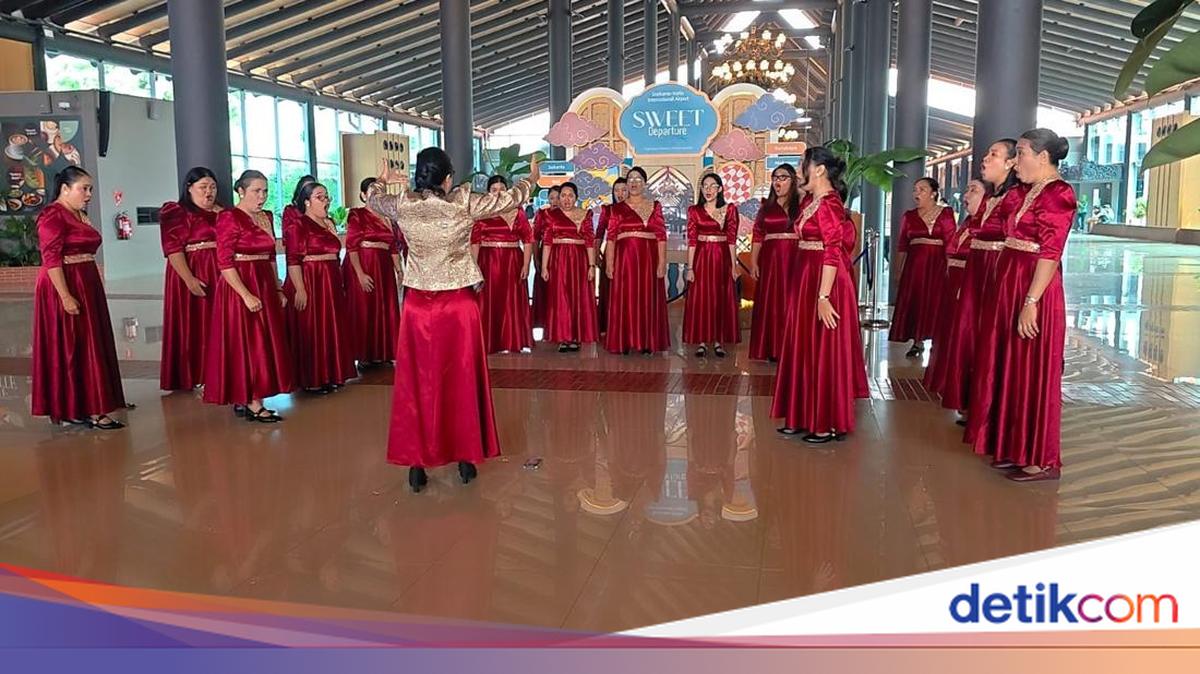 Viralnya Kontingen Paduan Suara Gereja Kepri Bernyanyi di Bandara Soetta