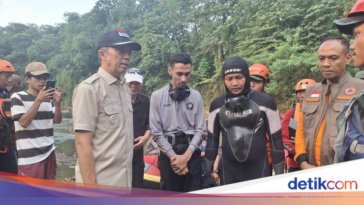 Foto: Wali Kota Bogor Dedie A Rachim meninjau pencarian ASN yang hilang diduga terjatuh ke Sungai Cisadane, Kelurahan Pamoyanan, Kota Bogor. (Sholihin/detikcom)