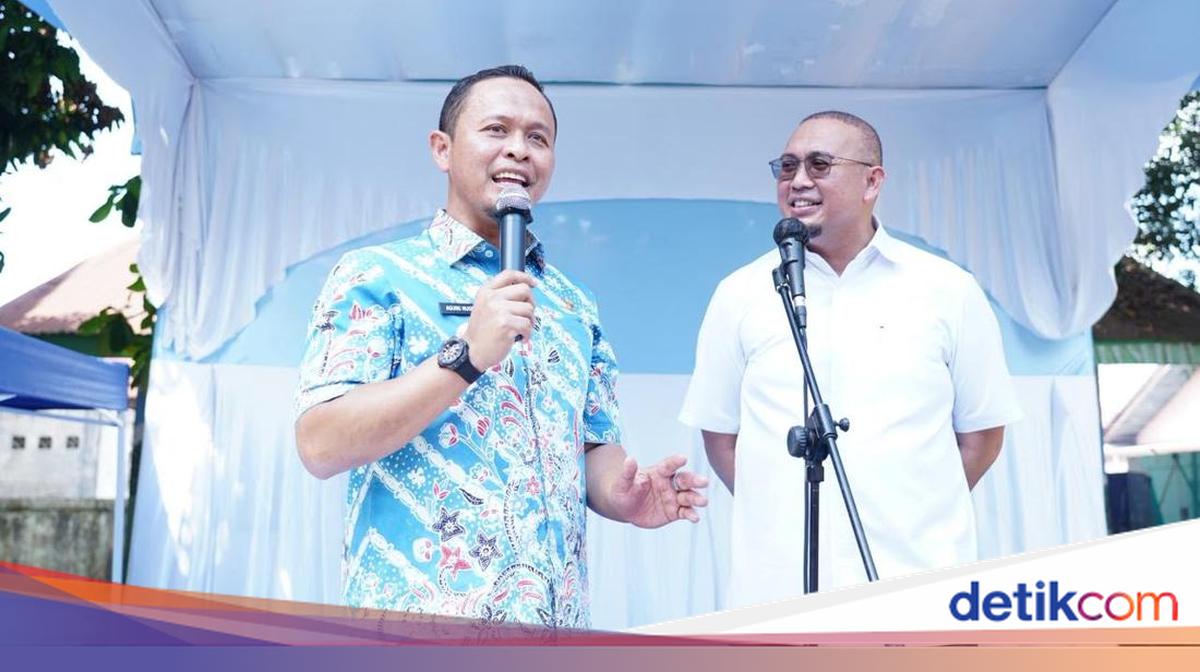 Andre Rosiade dan Agung Nugroho meninjau pelaksanaan MBG di SD Negeri 168 Pekanbaru, Labuh Baru Barat, Payung Sekaki, Pekanbaru, Riau, Jumat (19/6/2026). (Dok. Istimewa)