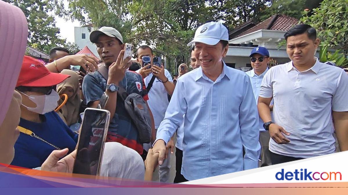 Warga berdatangan ke rumah Jokowi di Solo untuk memberikan ucapan ultah, Minggu (21/6/2026). (Tara Wahyu NV/detikJateng)