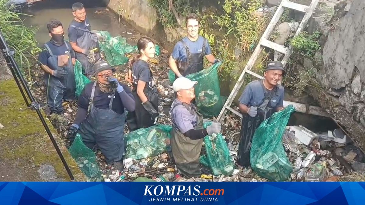 Aksi Pembersihan Sungai di Cirebon oleh WNA Prancis, Angkut 574 Kg Sampah